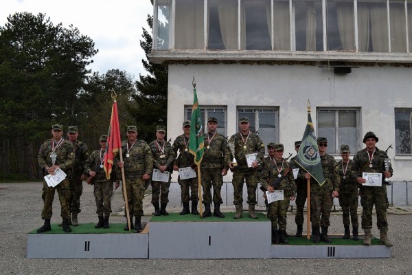 Военнослужещи мериха сили в състезание по тактическа стрелба на „Тюлбето”