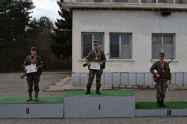 Военнослужещи мериха сили в състезание по тактическа стрелба на „Тюлбето”
