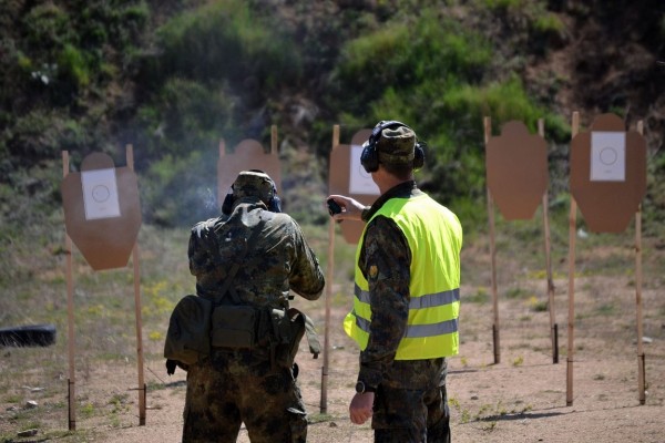 Военнослужещи мериха сили в състезание по тактическа стрелба на „Тюлбето”