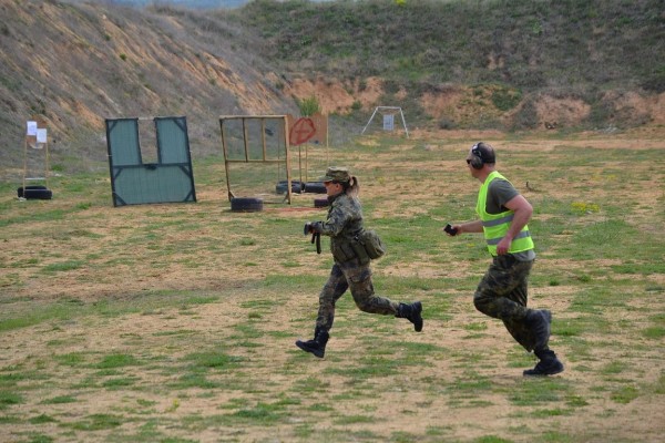 Военнослужещи мериха сили в състезание по тактическа стрелба на „Тюлбето”