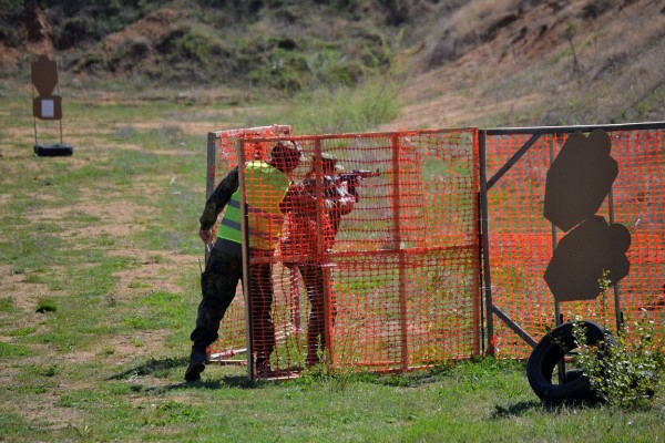 Военнослужещи мериха сили в състезание по тактическа стрелба на „Тюлбето”