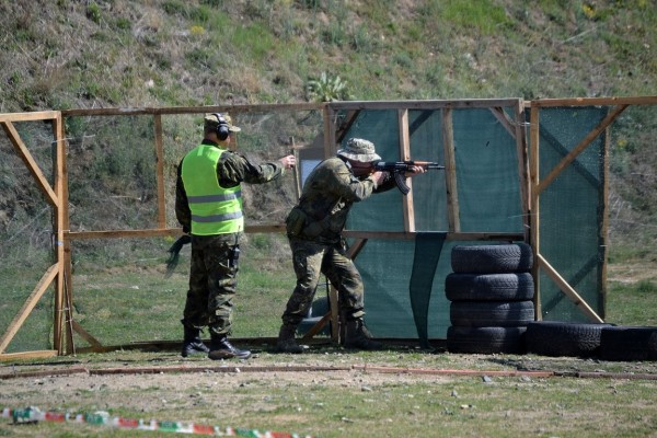 Военнослужещи мериха сили в състезание по тактическа стрелба на „Тюлбето”