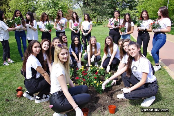 Нови рози засадиха в парк „Розариум“ кандидатките за Царица Роза 2022