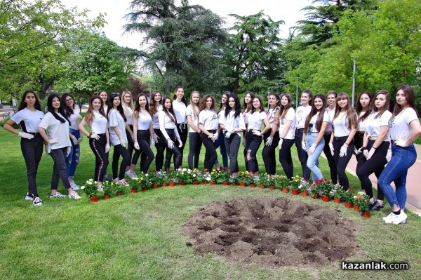 Нови рози засадиха в парк „Розариум“ кандидатките за Царица Роза 2022