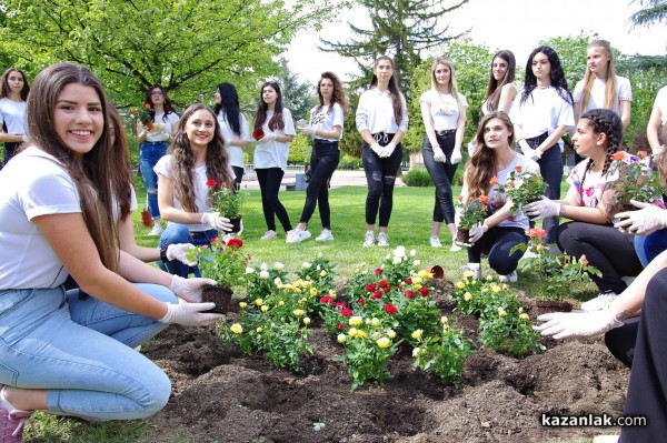 Нови рози засадиха в парк „Розариум“ кандидатките за Царица Роза 2022