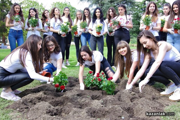 Нови рози засадиха в парк „Розариум“ кандидатките за Царица Роза 2022