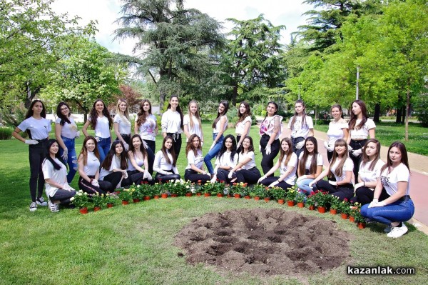 Нови рози засадиха в парк „Розариум“ кандидатките за Царица Роза 2022