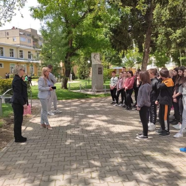 Седмокласници засадиха рози Дамасцена в двора на училището си