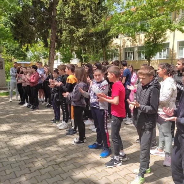 Седмокласници засадиха рози Дамасцена в двора на училището си