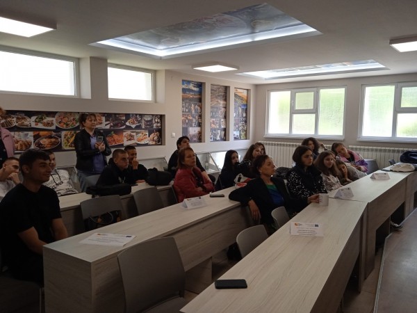 Зрелостниците от ПГЛПТ показаха в специални мастър класове наученото в Португалия