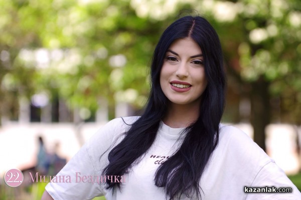 Вижте всички момичета, които се борят за короната на Царица Роза 2022