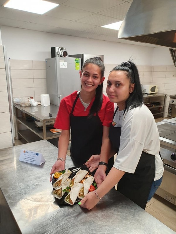 Зрелостниците от ПГЛПТ показаха в специални мастър класове наученото в Португалия