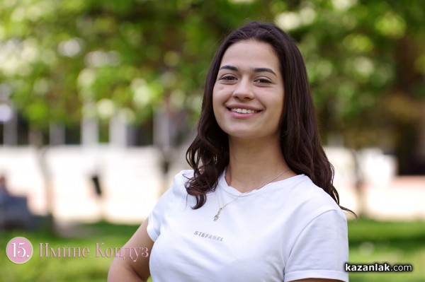 Вижте всички момичета, които се борят за короната на Царица Роза 2022