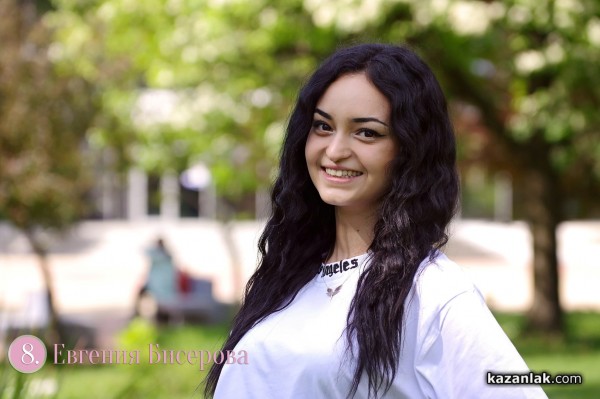 Вижте всички момичета, които се борят за короната на Царица Роза 2022