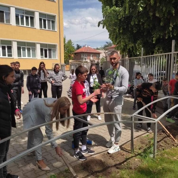 Седмокласници засадиха рози Дамасцена в двора на училището си