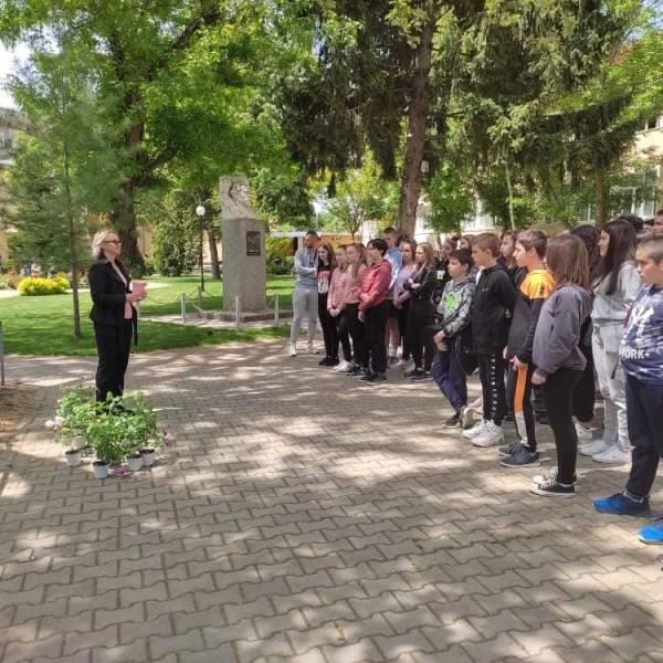 Седмокласници засадиха рози Дамасцена в двора на училището си