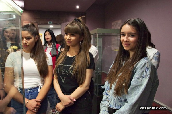 Кандидатките за Царица Роза 2022 посетиха културни институти в града 