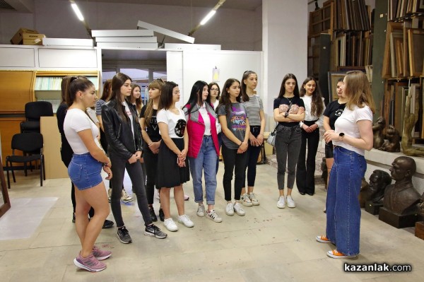 Кандидатките за Царица Роза 2022 посетиха културни институти в града 