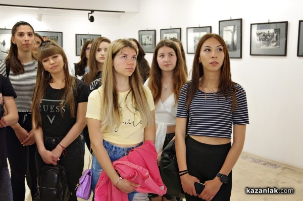 Кандидатките за Царица Роза 2022 посетиха културни институти в града 