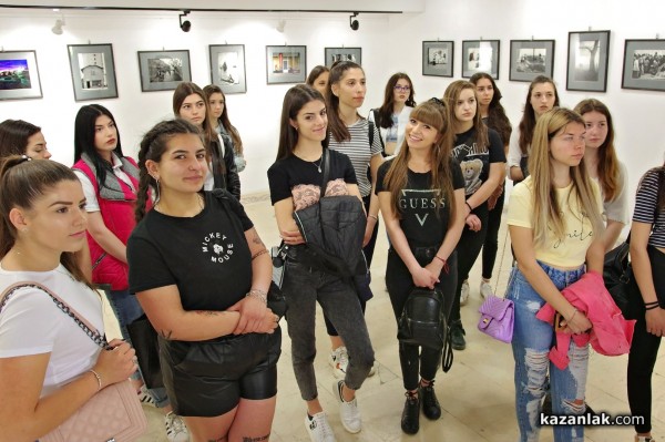 Кандидатките за Царица Роза 2022 посетиха културни институти в града 