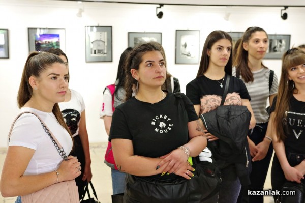 Кандидатките за Царица Роза 2022 посетиха културни институти в града 