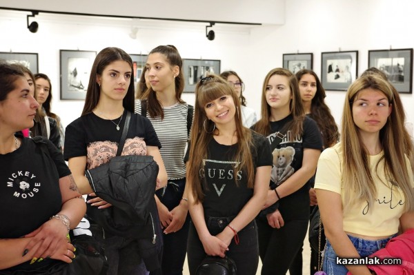 Кандидатките за Царица Роза 2022 посетиха културни институти в града 