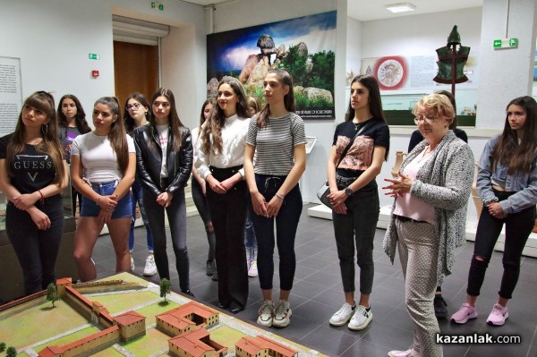 Кандидатките за Царица Роза 2022 посетиха културни институти в града 