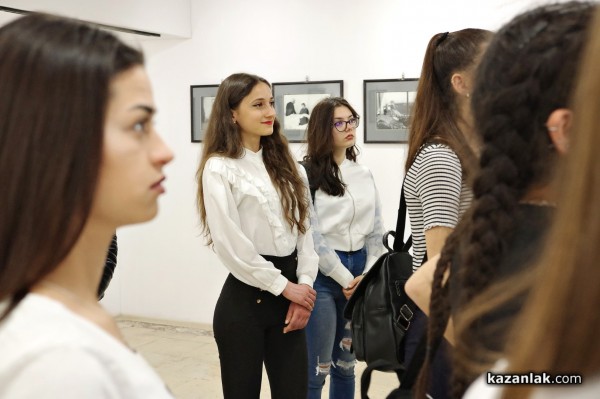 Кандидатките за Царица Роза 2022 посетиха културни институти в града 