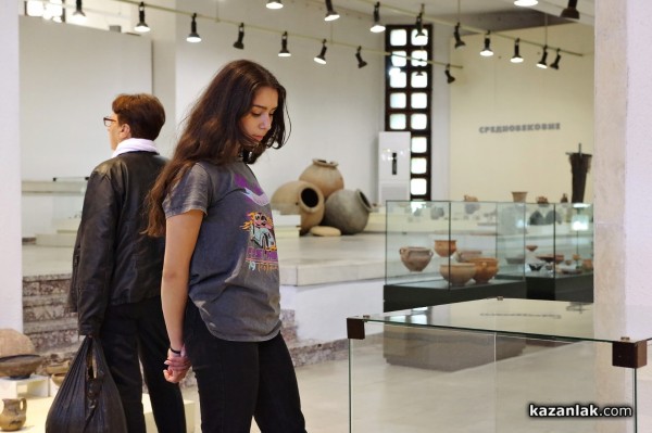 Кандидатките за Царица Роза 2022 посетиха културни институти в града 