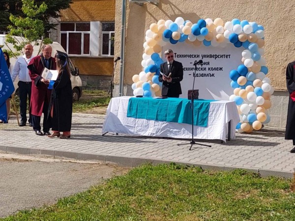 Галина Стоянова участва в церемонията по връчването на дипломите на випуск 2021 на Техническия колеж