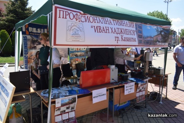 Десета областна панорама на професионалното образование и кариерно ориентиране се проведе Казанлък