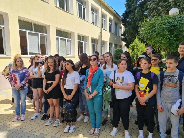 С вълнуващо тържество ПГЛПТ изпрати 64 абитуриенти