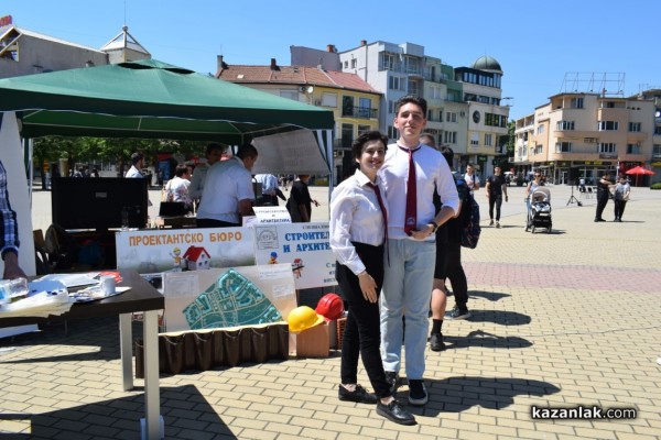 Десета областна панорама на професионалното образование и кариерно ориентиране се проведе Казанлък