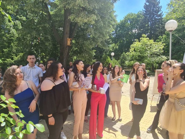 С вълнуващо тържество ПГЛПТ изпрати 64 абитуриенти