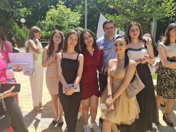 С вълнуващо тържество ПГЛПТ изпрати 64 абитуриенти