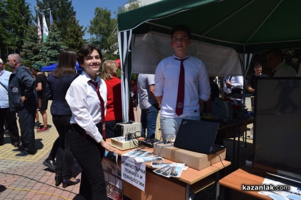 Десета областна панорама на професионалното образование и кариерно ориентиране се проведе Казанлък