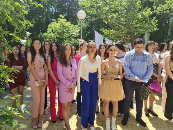 С вълнуващо тържество ПГЛПТ изпрати 64 абитуриенти