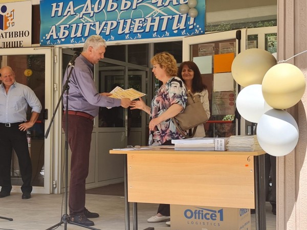 С вълнуващо тържество ПГЛПТ изпрати 64 абитуриенти