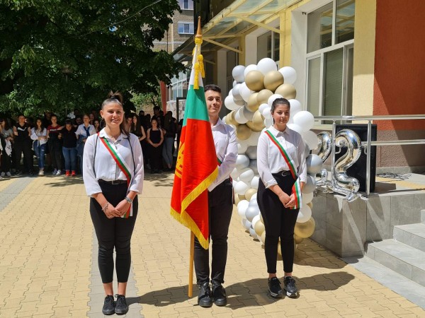 С вълнуващо тържество ПГЛПТ изпрати 64 абитуриенти