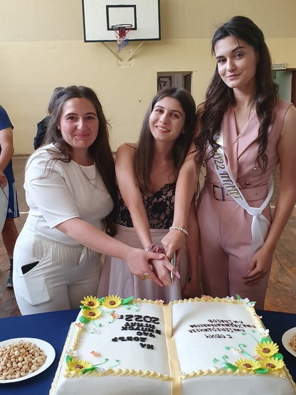 С вълнуващо тържество ПГЛПТ изпрати 64 абитуриенти