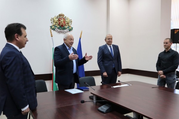 Областният управител отличи директора на РИМ - Стара Загора, гл.ас. Петър Калчев