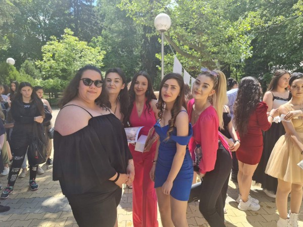 С вълнуващо тържество ПГЛПТ изпрати 64 абитуриенти