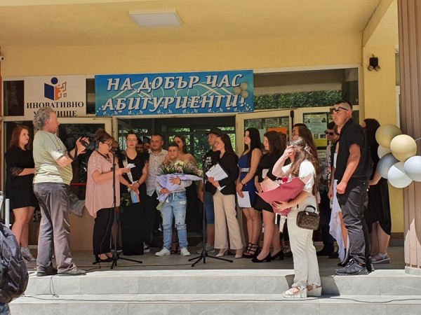 С вълнуващо тържество ПГЛПТ изпрати 64 абитуриенти