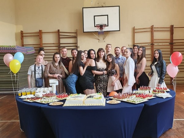 С вълнуващо тържество ПГЛПТ изпрати 64 абитуриенти