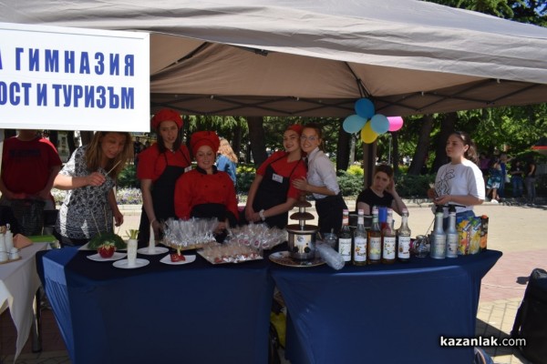 Десета областна панорама на професионалното образование и кариерно ориентиране се проведе Казанлък