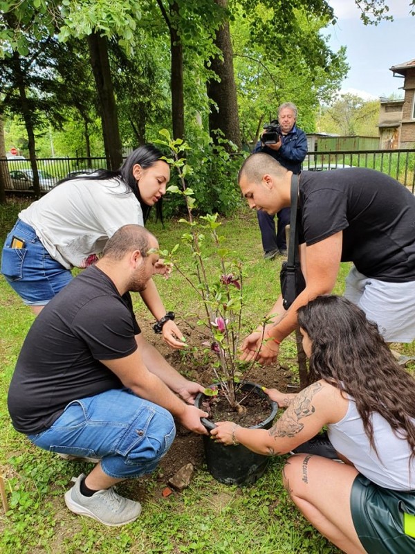 С вълнуващо тържество ПГЛПТ изпрати 64 абитуриенти