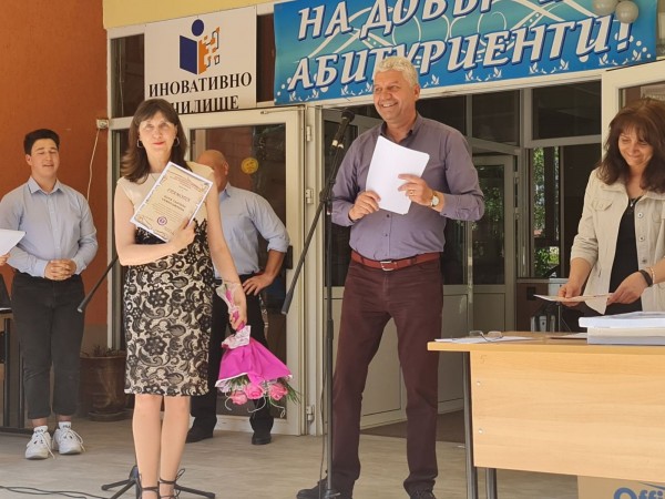 С вълнуващо тържество ПГЛПТ изпрати 64 абитуриенти