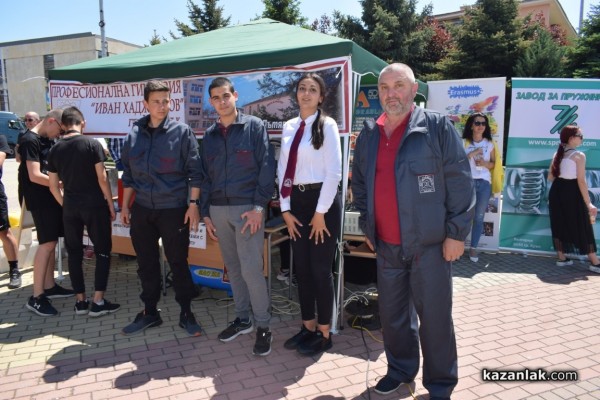 Десета областна панорама на професионалното образование и кариерно ориентиране се проведе Казанлък