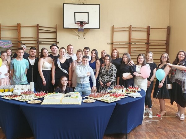 С вълнуващо тържество ПГЛПТ изпрати 64 абитуриенти