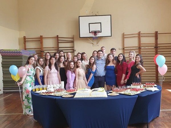 С вълнуващо тържество ПГЛПТ изпрати 64 абитуриенти